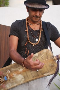 Momo plays the Sintir